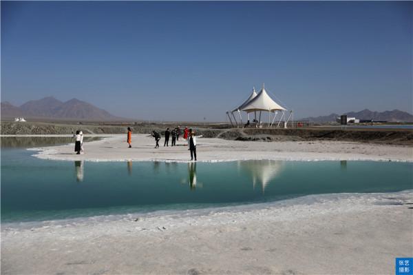 青海翡翠湖，人工採鹽幾十年挖出幾百個水坑，宛若寶石落入人間