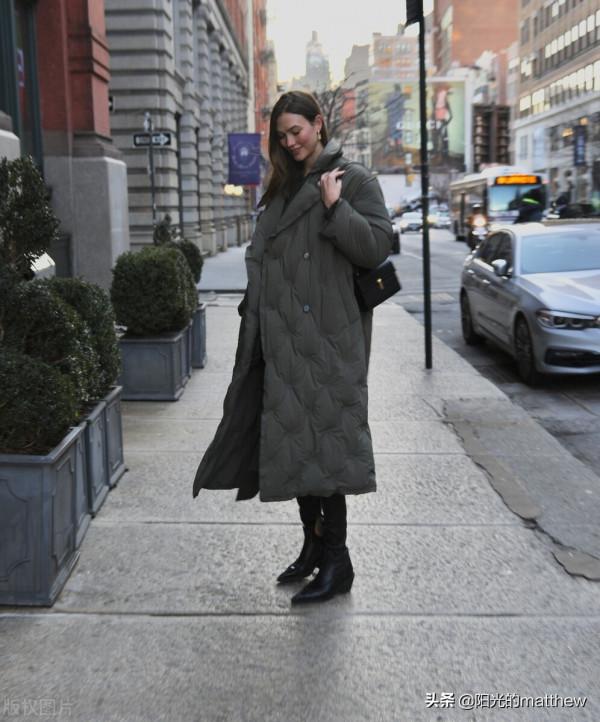 卡莉·克勞斯一身灰色大衣與丈夫現身街頭推嬰兒車畫面溫馨