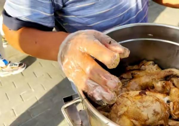 河南大爺賣小吃,教徒兩千人,分文不取管食宿,網友:中國好大爺 河南大爺賣小吃,教徒兩千人,分文不取管食宿,網友:中國好大爺