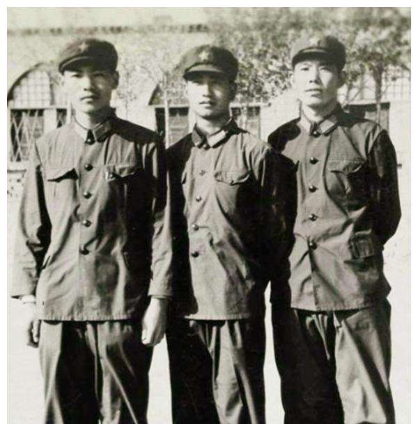 1958年，軍區首長視察遼寧，發現糧倉警衛竟是自己犧牲5年的戰友