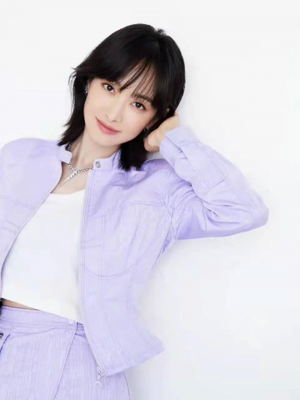 內娛女明星真的拼，在雪地裡穿露肩連衣裙