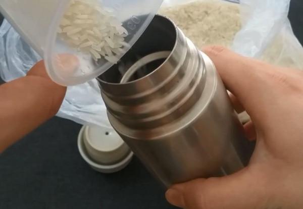 你還不會刷水杯？學會這幾個辦法，再髒也能刷乾淨