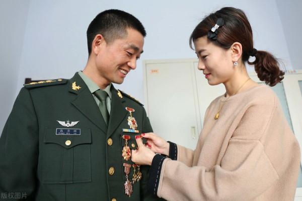 軍嫂,你是那麼的美!紅妝配戎裝,他守祖國你守家 軍嫂,你是那麼的美!紅妝配戎裝,他守祖國你守家