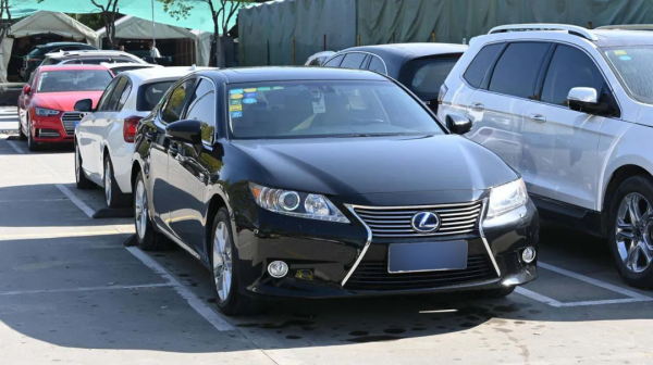 細數二手雷克薩斯ES300h的特點，什麼樣的人適合當車主？