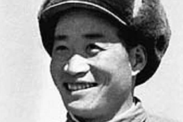 他立下赫赫戰功，回國後僅僅擔任副連長，主席得知親自提拔