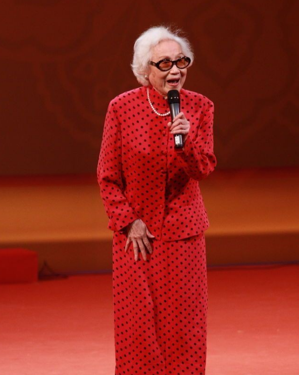 1988年，人大會議上鄧小平正要抽菸，收到陌生紙條：請你不要吸菸