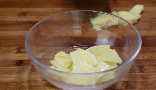 1根火腿腸，1個土豆，我家一週做5次，開胃下飯，上桌就搶光