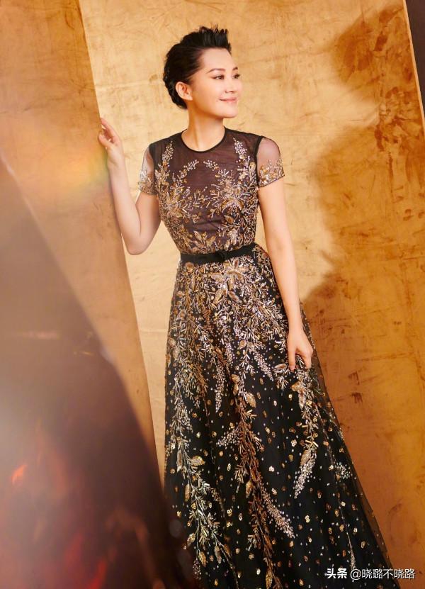 為什麼建議50歲以上的女人，顏色要“穿深不穿淺”？關鍵在這3點