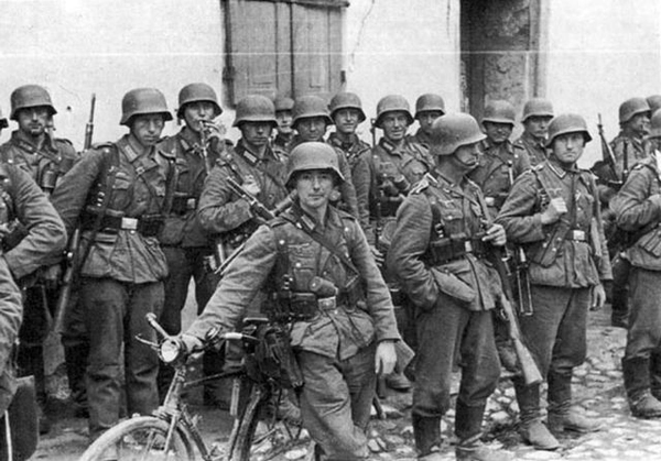 冒死為敵機護航,擋住戰友的炮口,二戰飛行員弗朗茨為何救敵軍? 冒死為敵機護航,擋住戰友的炮口,二戰飛行員弗朗茨為何救敵軍?