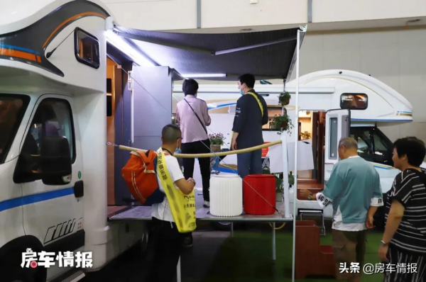 國產房車設計師真會玩！6平米陽臺裝車上，燒烤聚餐一車全搞定