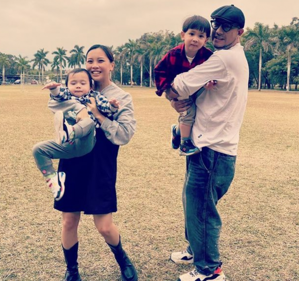 31歲模特被質疑生活拮据還敢生3胎，回應：窮不代表沒資格生娃