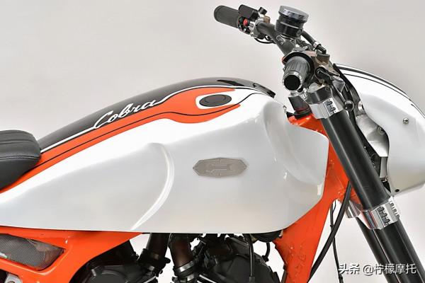 黑白分明，三眼怪“叔叔”