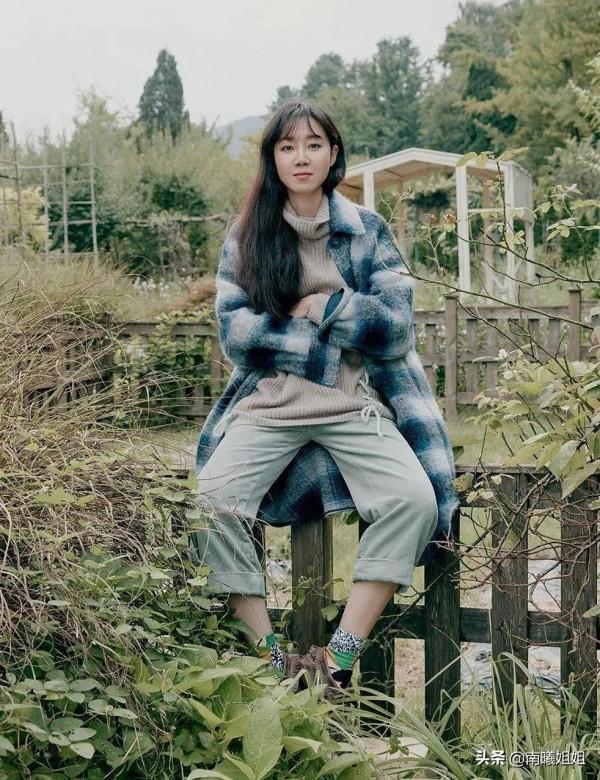 答應我：面板黃的女性，秋冬多穿這4個“高階色”，減齡還有氣質