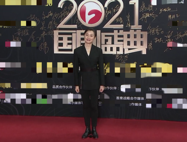 國劇盛典星光黯淡：鄧萃雯黎耀祥紅毯合體，董潔穿得像剝皮火腿腸