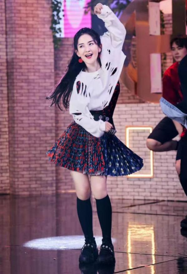 張傑夫婦結婚十週年太高調！曬情侶裝甜過偶像劇，謝娜竟美回巔峰