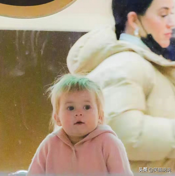 水果姐精靈王子女兒首曝光，金髮大眼好像奧蘭多，肉臉嘟嘟好可愛