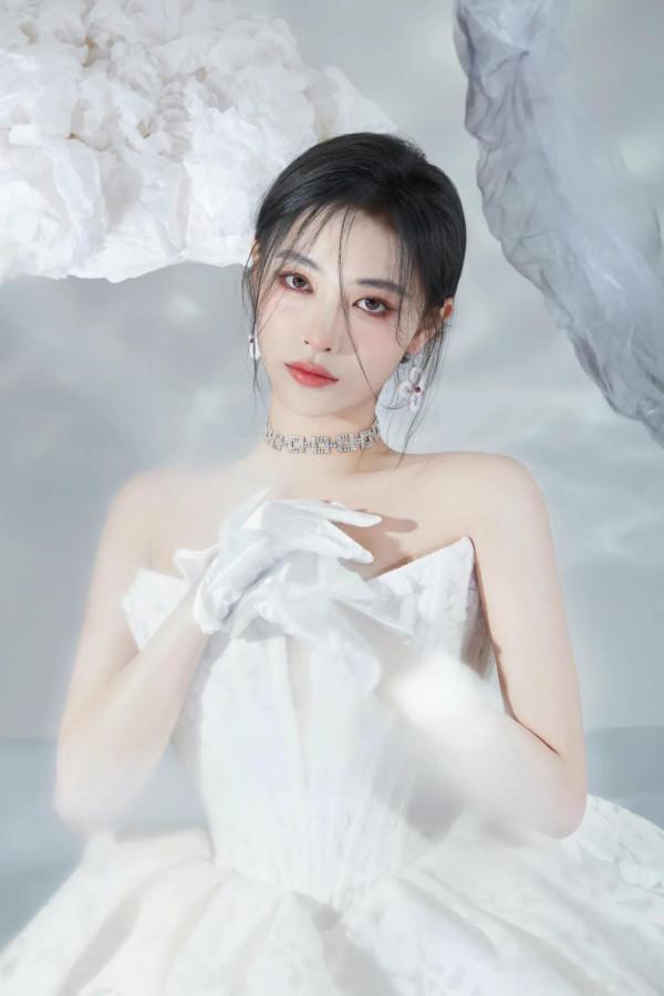 許佳琪的黑與白大片來襲，這眼神太吸引人了吧