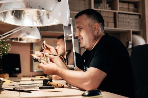 了不起的吹玻璃藝術，活靈活現的昆蟲吹出來，網友：太會吹了