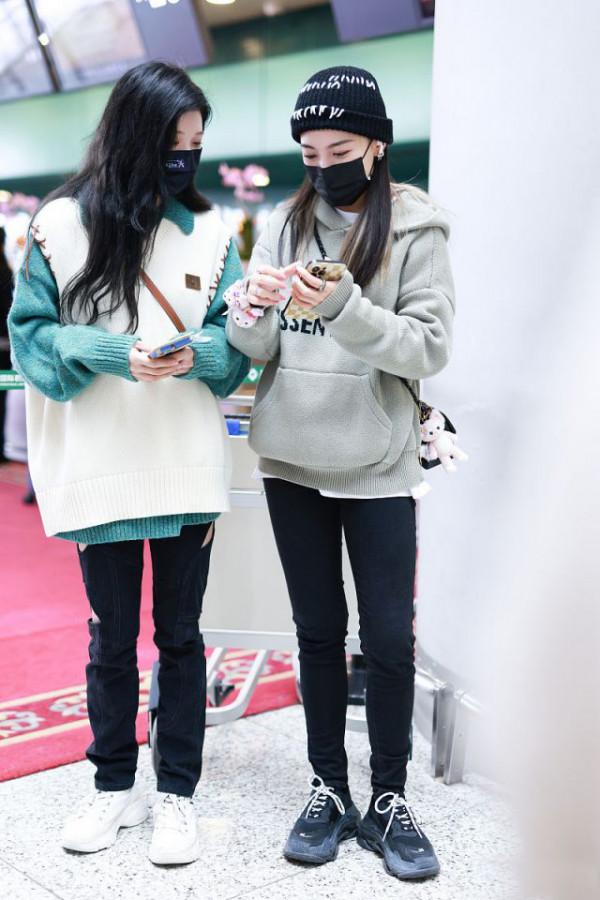 沈夢瑤同框戴萌,一個打扮休閒隨性一個美得溫柔,年齡差很明顯 沈夢瑤同框戴萌,一個打扮休閒隨性一個美得溫柔,年齡差很明顯