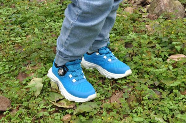 這是一雙適合中大童的跑鞋,輕彈透氣,旋鈕繫帶更方便穿脫 這是一雙適合中大童的跑鞋,輕彈透氣,旋鈕繫帶更方便穿脫