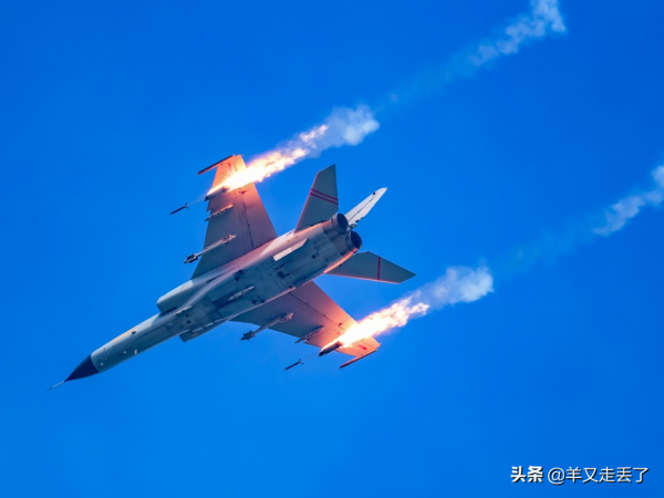 命硬來戰！外機亮武器挑釁，我軍與其對峙，我飛行員：看誰不怕死