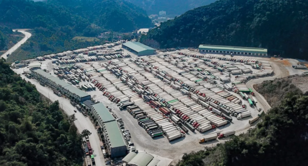 越南5000車農產品堵在諒山,司機稱從未見過如此場面 越南5000車農產品堵在諒山,司機稱從未見過如此場面