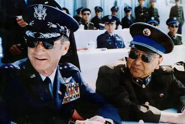 1992年，空軍司令員王海上將因年齡到期離任，誰來接任他的職務？