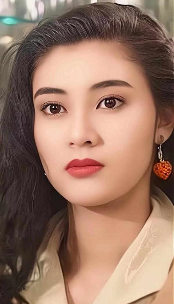 1988年&OpenCurlyDoubleQuote;香港小姐&rdquo;冠軍李嘉欣，傾世容顏真是驚為天人，美到極致