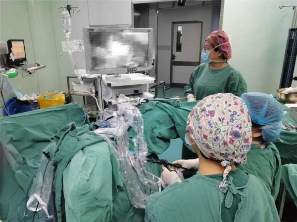 手術中患者腔靜脈突然撕開一個口子，麻醉醫生立即大喊：快放氣