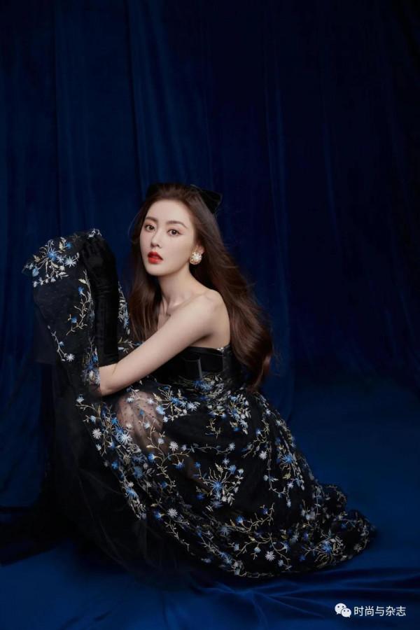 張天愛把牛仔外套的精髓穿出來了,搭藍色連衣裙高階時髦,真好看 張天愛把牛仔外套的精髓穿出來了,搭藍色連衣裙高階時髦,真好看