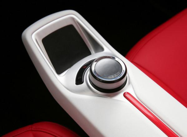 車雖小功能卻很豐富，續航138公里，靜態體驗新款朋克美美