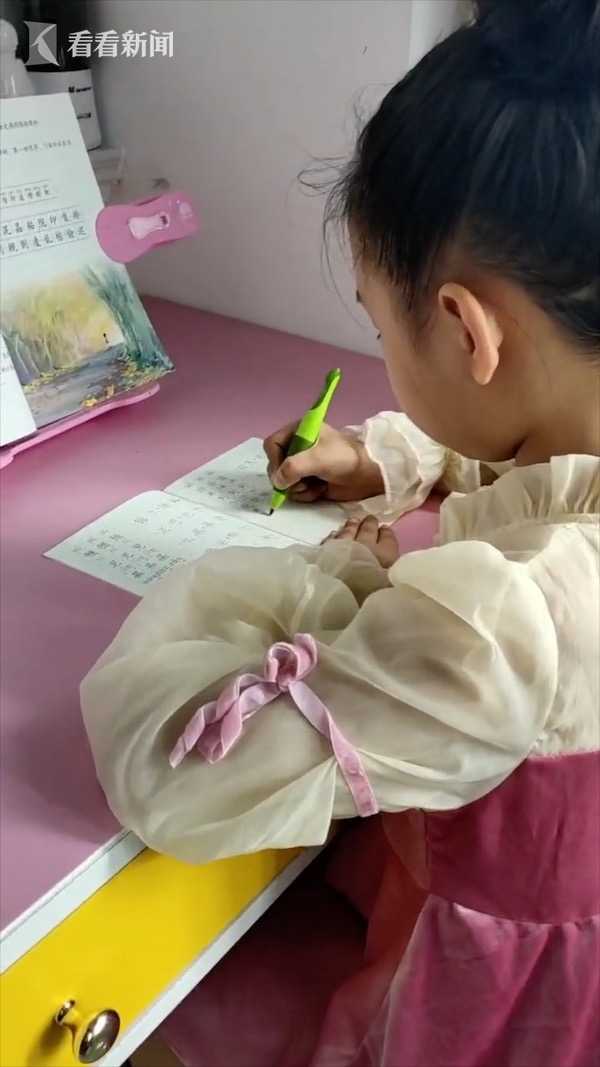 別人家的孩子!女孩自學練字3年 筆畫工整像印刷 別人家的孩子!女孩自學練字3年 筆畫工整像印刷