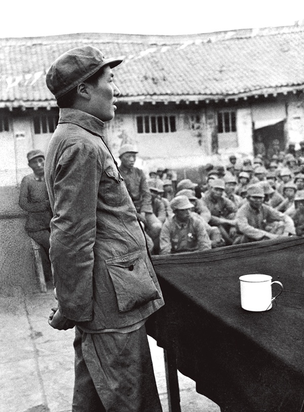 延安清晨響起槍聲，一顆子彈射進窯洞，毛澤東驚醒問：哪個打槍？