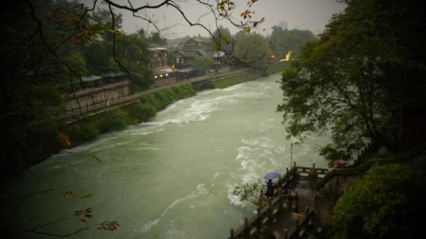 拜水都江堰—淋了兩小時的雨，80塊錢看了個寂寞