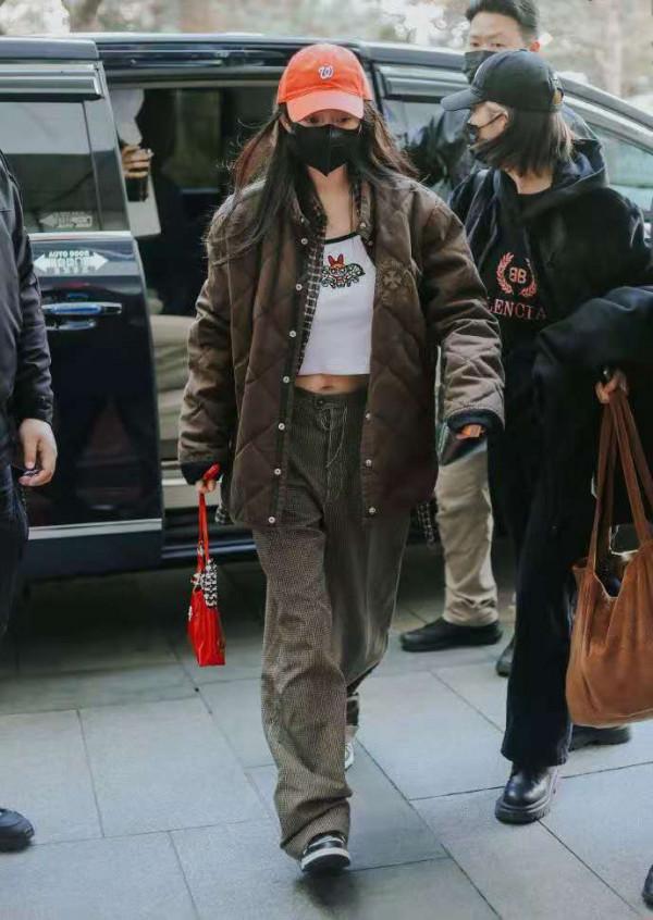 楊冪把土味穿成時尚，奶奶風棉服搭露臍吊帶，“外冬內夏”秀身材