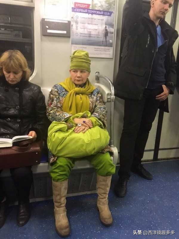 俄羅斯地鐵中的風景,“戰鬥民族”果然不一般 俄羅斯地鐵中的風景,“戰鬥民族”果然不一般