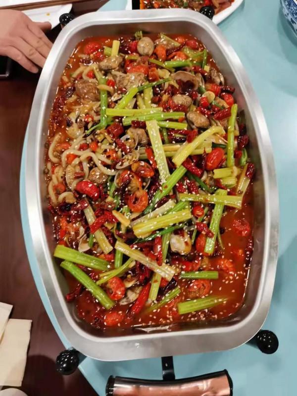 廚師長自立門戶創品牌鮮味坊，朋友們聞風而動去捧場連聲賀