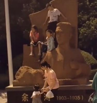 惡劣!四川多名孩童亂爬烈士雕像,家長坐視不管,網友:不懂事 惡劣!四川多名孩童亂爬烈士雕像,家長坐視不管,網友:不懂事