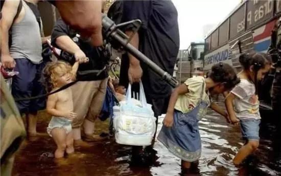 中國軍隊救災怎麼不佩戴武器，外國網友的問題我們應該怎麼回答？