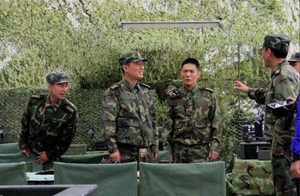 《王牌部隊》獲央媒點贊，老中青三代軍旅硬漢齊聚，個個威武霸氣