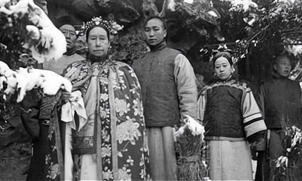 慈禧西逃，只帶了數十人，為何沒有人“挾天子以令諸侯”？