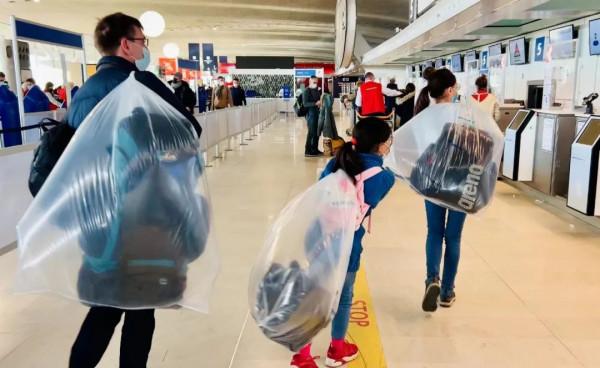 去芬蘭看極光，見聖誕老人，路上卻丟失行李，差點被鎖地牢