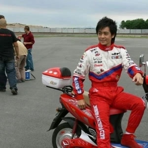 5位“賽車手”明星，林志穎一直活躍賽車圈，韓寒的成就無人能及