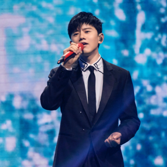 王菲謝霆鋒同場亮相中秋晚會，小謝聽女友名字無反應，表情有點僵