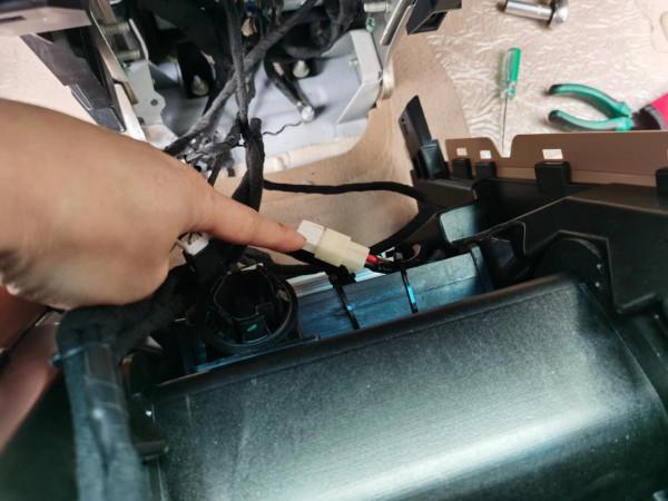 手把手教你安裝別克GL8嵌入式扶手箱