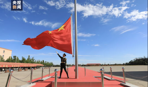 這位升旗手火了！他心中的那抹國旗紅，感動全網