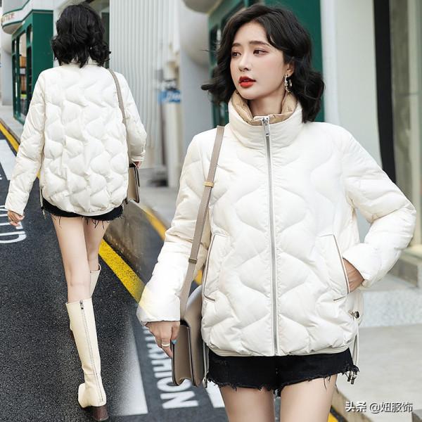 看看這幾款短款立領白鴨絨羽絨服，搭配短褲+長筒靴，高階又時髦