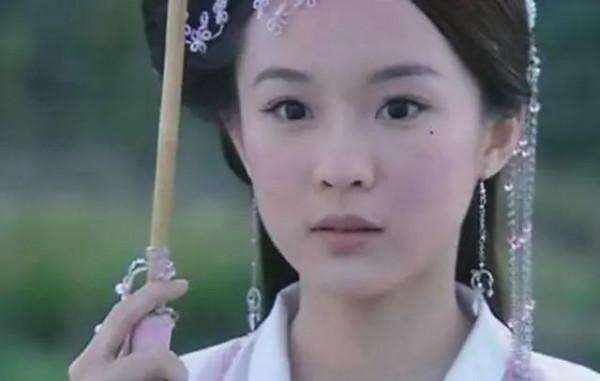 不整容、不遮醜，這些有瑕疵的女明星，個個把瑕疵變特點