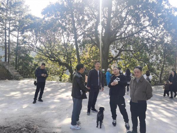 昨天有一夥人在這裡幹……