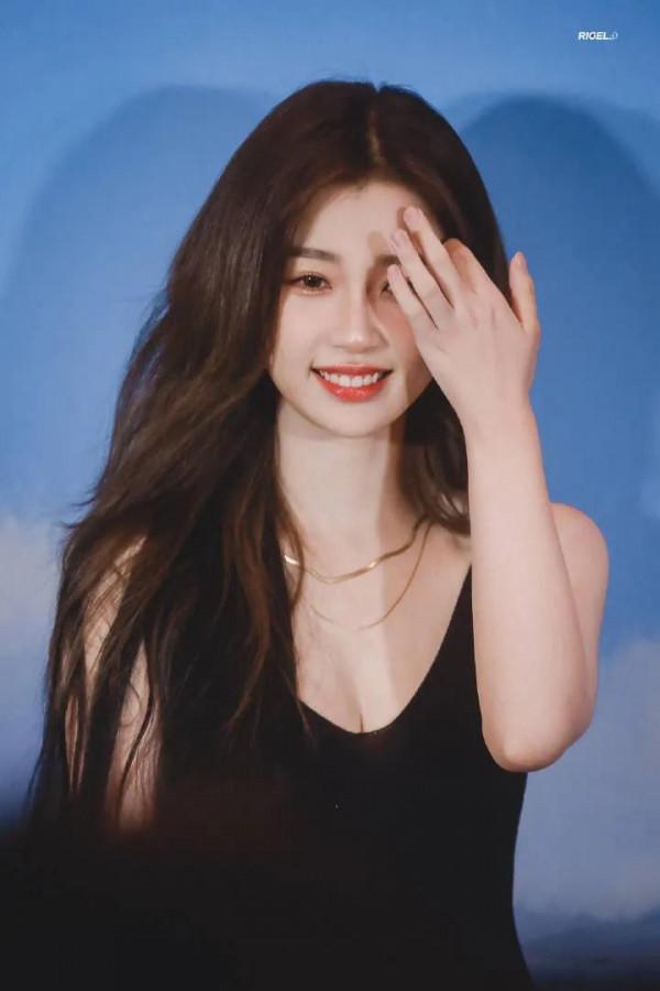 又甜又辣的虞書欣，這套絕美吊帶超顯身材造型，今年可以成神啦